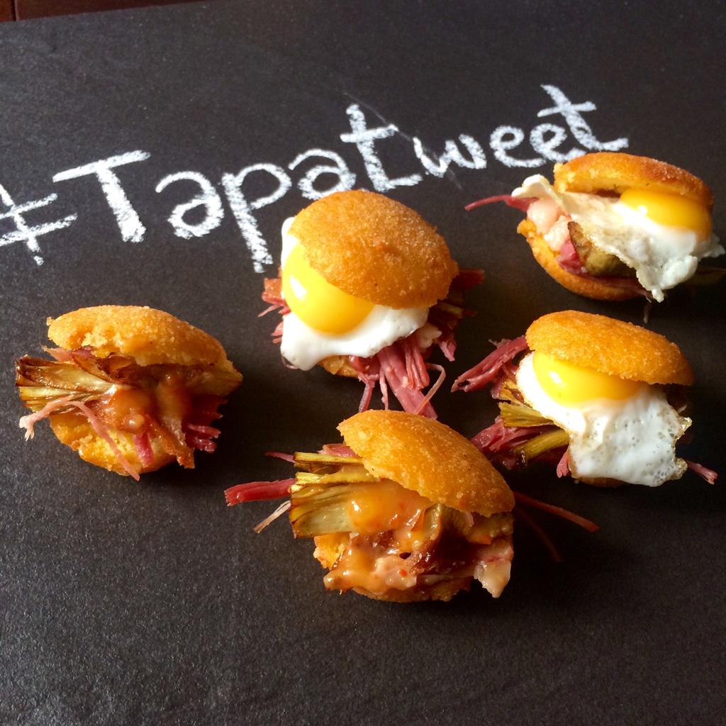 Arepitas de pato confitado, alcachofa, picante de papaya y huevo frito. #Iberoamérica Colaboración de <a href="/chefencasav/">Chef en Casa</a>