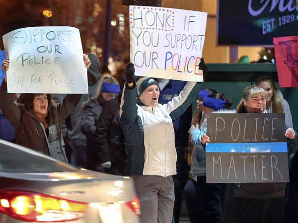 PhillyDailyNews's tweet photo. "This is to say, 'Thank you.'" A "pro-blue" police rally to be held at Indepedence Hall Sat. http://t.co/TAoHTEXILh http://t.co/U5HX1rnDE3