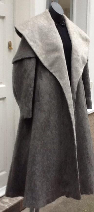 Blackout_II's tweet photo. Front view, same coat !!  #vintage #1950's #coats http://t.co/kyqiVLjwGi