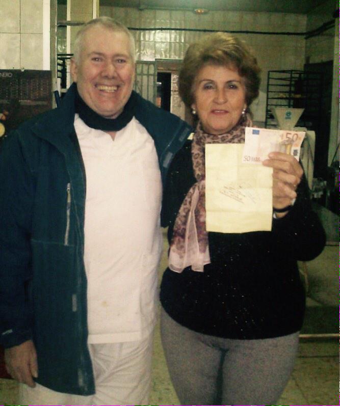 Voulevant_es's tweet photo. Primera ganadora del premio roscón de reyes 2015!! Enhorabuena Dolores!! http://t.co/kf9kx1moeW
