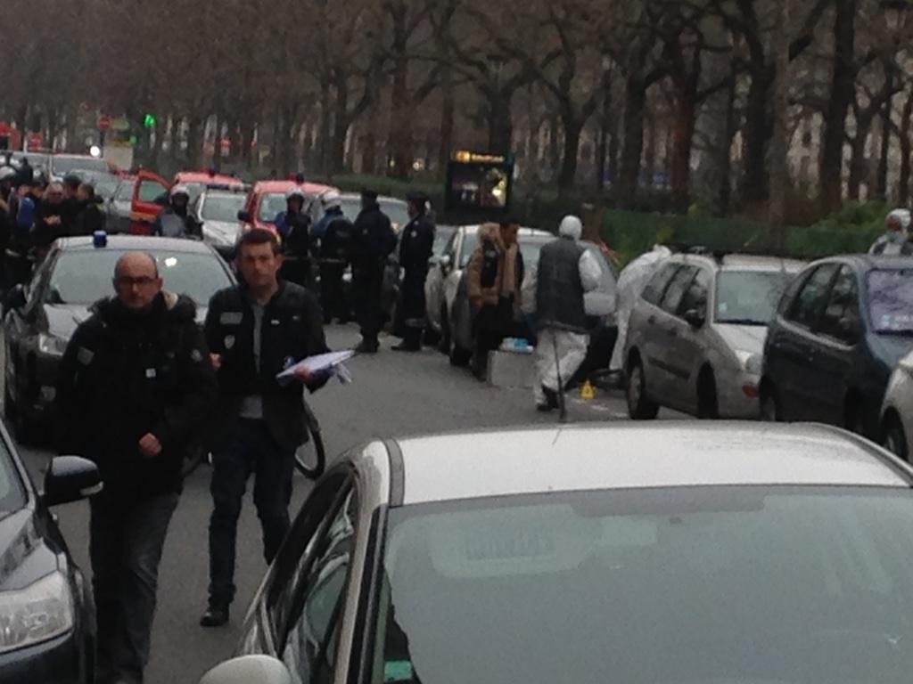 GuillaumeHoair's tweet photo. L'enquête a débuté, des impacts sont visibles boulevard Richard Lenoir. Manuel Valls vient d'arriver à #CharlieHebdo http://t.co/gtKb5eN6i2
