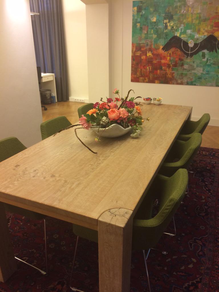 Bdata's tweet photo. Onze moderne vergader stoelen zijn ook binnen. Bedank @Boerhofproject voor de goede adviezen! http://t.co/GKhxnf5Rpm