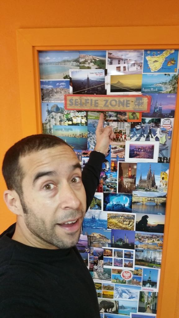 Speaking2gether's tweet photo. ¿Conoces el nuevo rincón de Speaking 2gether?
Ya está esperando vuestros selfies y alguna postal más. 
#selfie zone http://t.co/6HrGeHc6IS