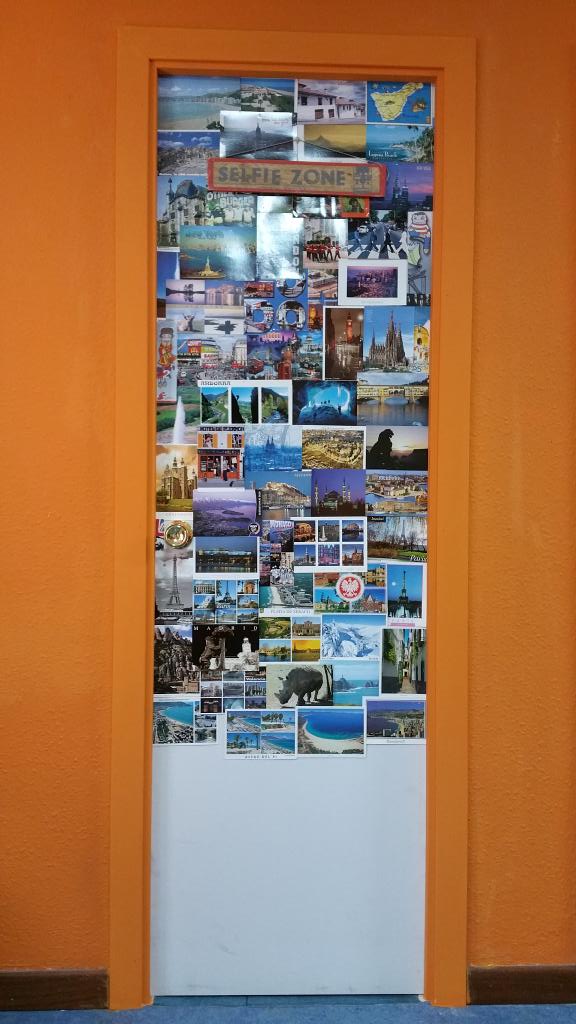 Speaking2gether's tweet photo. ¿Conoces el nuevo rincón de Speaking 2gether?
Ya está esperando vuestros selfies y alguna postal más. 
#selfie zone http://t.co/6HrGeHc6IS
