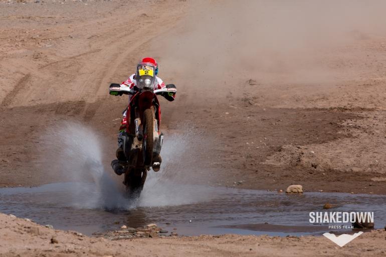 shakedownteam's tweet photo. #Dakar2015 Fotos en carrera de un atacante incansable con una reconocida experiencia @joanbangbang88 &amp; @RallyTeamHRC http://t.co/GJ0Xv0CYrR