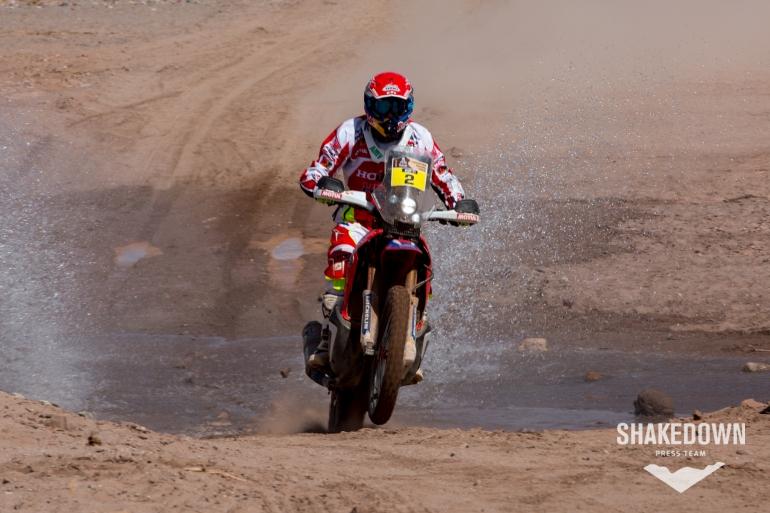shakedownteam's tweet photo. #Dakar2015 Fotos en carrera de un atacante incansable con una reconocida experiencia @joanbangbang88 &amp; @RallyTeamHRC http://t.co/GJ0Xv0CYrR