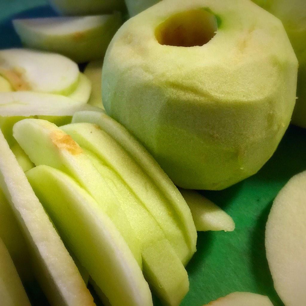 MrCrepe1's tweet photo. Some fresh apple for our: apples, grapes and Brie crêpe. The science of a perfect crêpe. #Somerville #davissquare http://t.co/VXCLvwtQX1