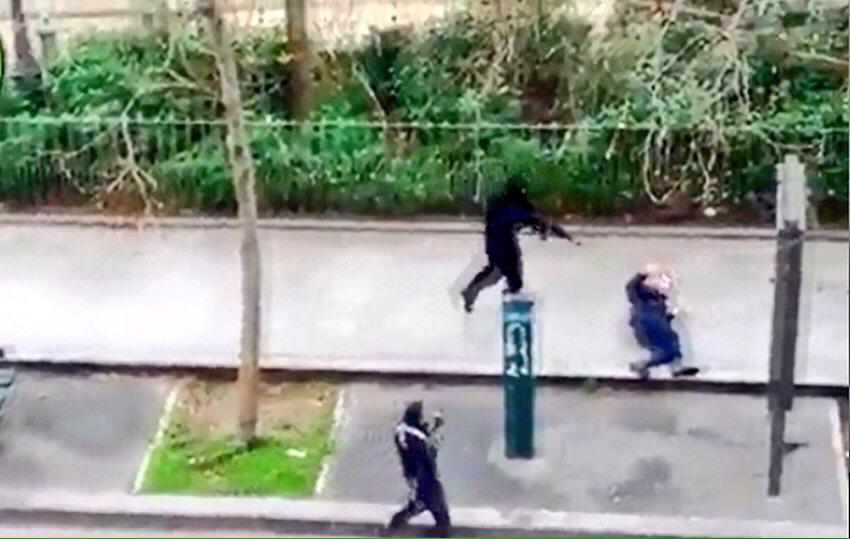 manelmarquez's tweet photo. El policía asesinado vilmente en el suelo se llamaba Ahmed y era #musulman #CharleHebdo #París http://t.co/WtPxAyXSWh http://t.co/pSUdupT1ak