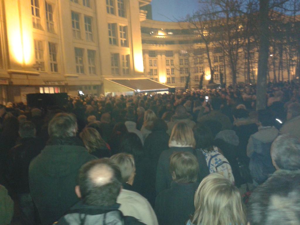 SergePoitou's tweet photo. Enorme le nombre de personnes qui viennent sur la place du nombre d'or en soutien de @Charlie_Hebdo_ #JeSuisCharlie http://t.co/IFhNCpUxqB
