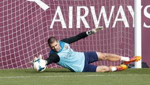 RNEdeportes's tweet photo. ÚLTIMA HORA: @1victorvaldes ficha por el Manchester United http://t.co/oG259sdunk ¿Qué os parece? http://t.co/1zaqQyHh0v
