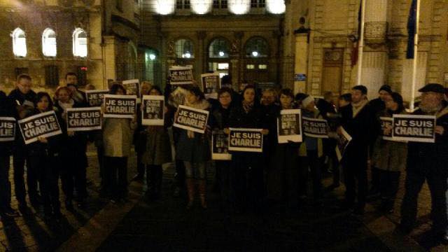 StephLeBarber's tweet photo. A #Noyon, 60 participants au rassemblement en hommage aux victimes de l'attentat #charlieHebdo #courrierpicard http://t.co/omyo5hJz7Y