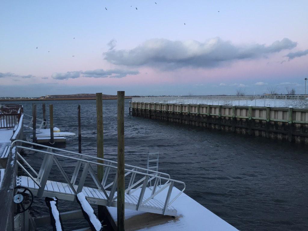 DMDelaney's tweet photo. Love winter sunsets - Long Beach 💜 http://t.co/vvLTPkg4ex