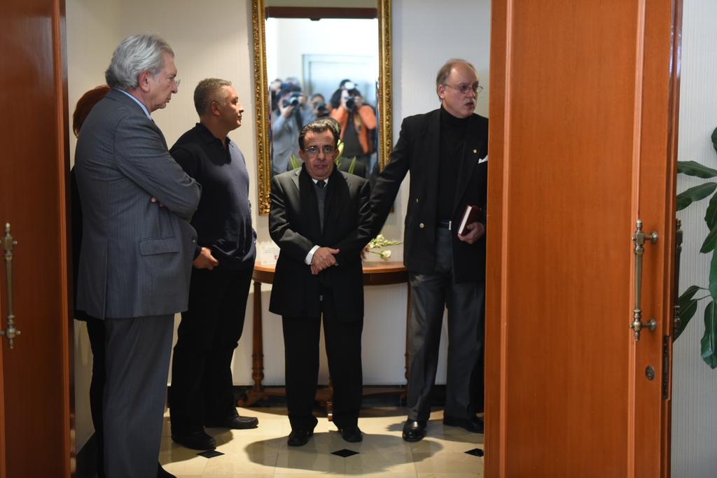 emeequis's tweet photo. Velan a Julio Scherer en el Panteón Francés -(FOTOS: @alexmelon) http://t.co/YO310A2oGW http://t.co/kJxZ0g3BAg