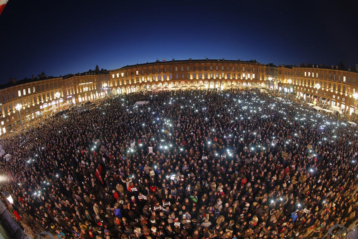 Toulouse's tweet photo. Le Capitole ce soir. #JeSuisCharlie http://t.co/zvtlKWzcJw