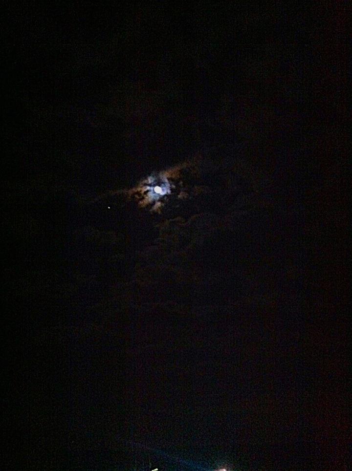 Mrscapula's tweet photo. Bir güzel gece yarısı http://t.co/uNGdSD9PXT