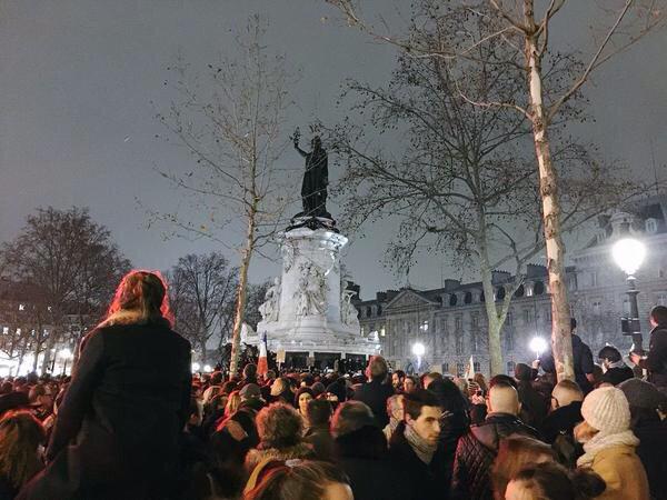 TweetsFilles's tweet photo. Des milliers de personnes dans les 4 coins de la France se réunissent #JeSuisCharlie #CharlieHebdo http://t.co/CfzddZlEcI