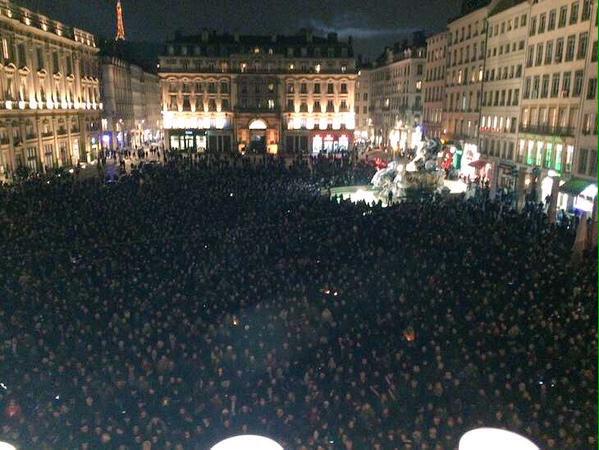 TweetsFilles's tweet photo. Des milliers de personnes dans les 4 coins de la France se réunissent #JeSuisCharlie #CharlieHebdo http://t.co/CfzddZlEcI