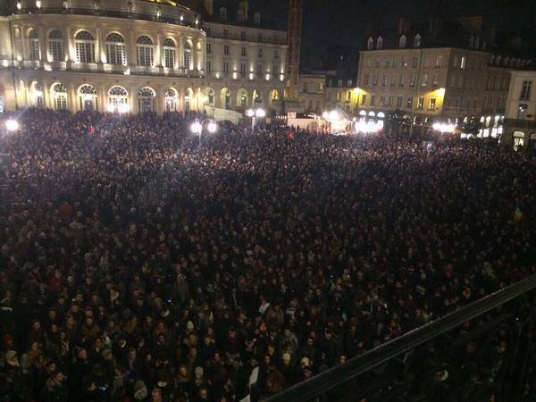UlviyyaAli's tweet photo. Charlie Hebdoya edilən silahlı hücuma qarşı Fransada aksiya keçirilir #CharlieHebdo #JeSuisCharlie #France http://t.co/n9u5mEMrJj