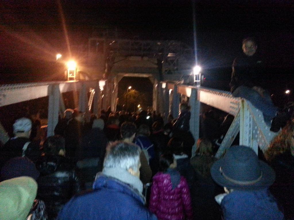 Passage du pont, enfin. #JeSuisCharlie #marchesilencieuse #LaRochelle