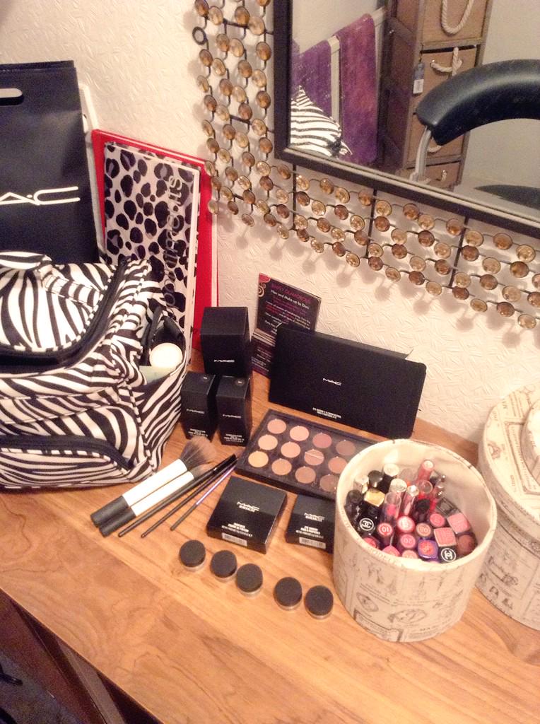 SimplyGlamorou3's tweet photo. #mykit #mac #mua #scotland #freelance #lovemyjob #glam #glossitup #simplyglamorous #stylist #boss http://t.co/NTcKchsJKs