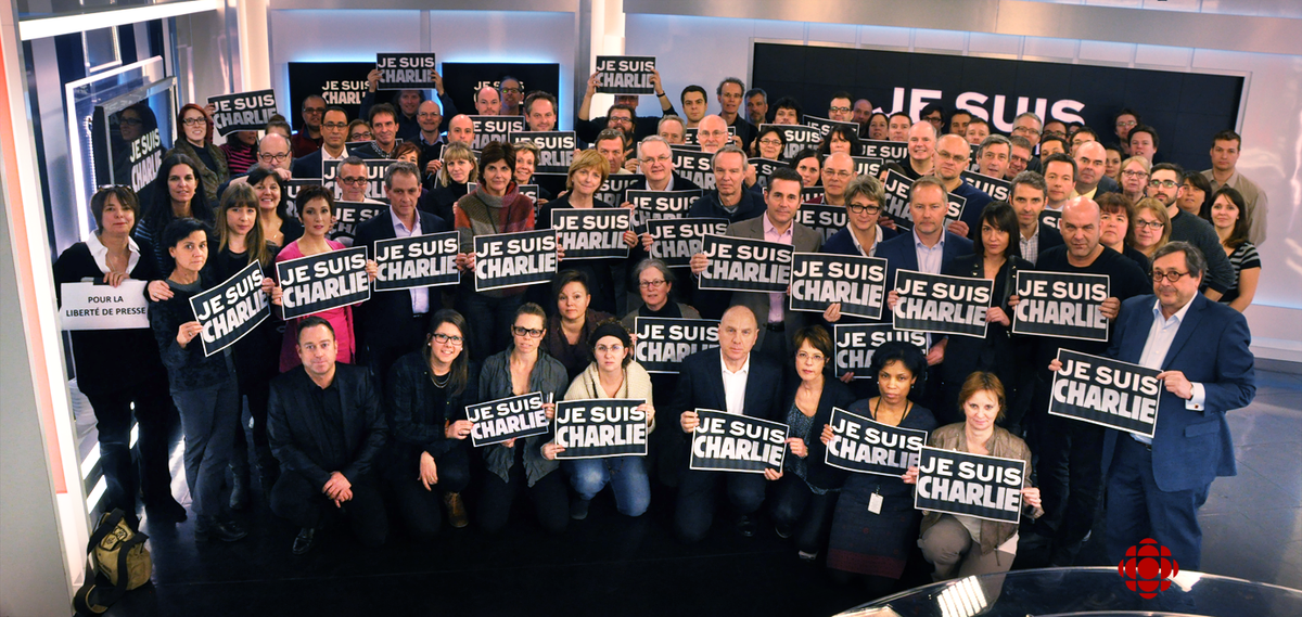 RadioCanadaInfo's tweet photo. La salle de nouvelles de Radio-Canada à Montréal soutient #CharlieHebdo Photo : Martin Lévesque #JeSuisCharlie http://t.co/ja2gVswbbW