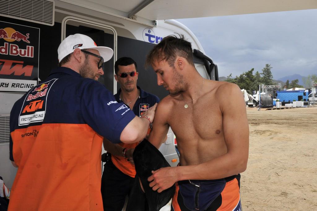 #Dakar2015 Etapa complicada, <a href="/Sundersam/">Sam Sunderland</a> se ha fracturado la clavícula y Verhoestraete ha impactado contra un caballo
