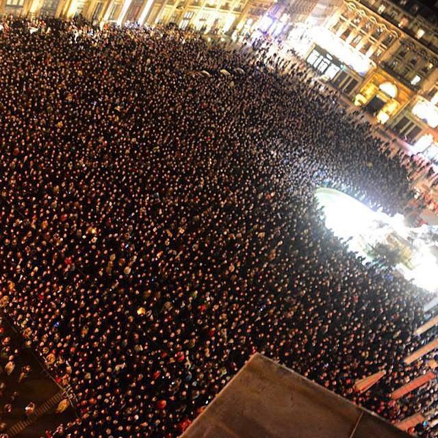 MyriamSkyles's tweet image. Ils voulaient mettre la France à genoux, ils l'ont mise debout. #JeSuisCharlie #CharlieHebdo #Lyon