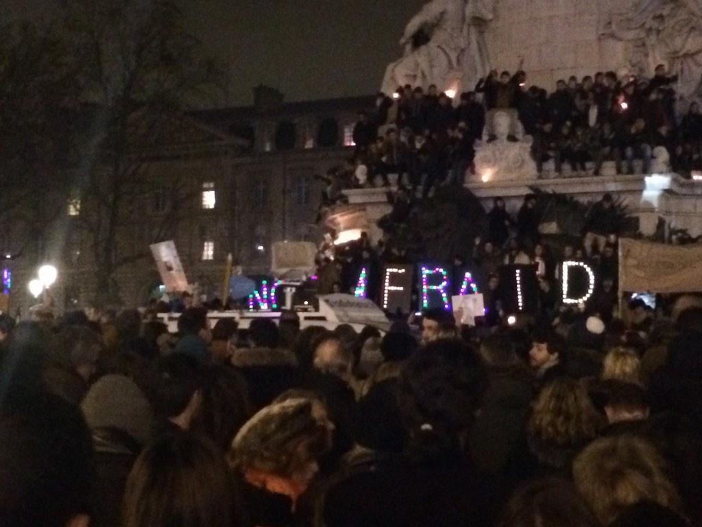 Une banderole "Not Afraid" circule autour de la statue de la république #JeSuisCharlie #CharlieHebdo
