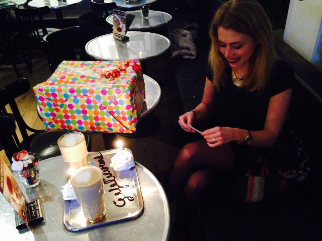 Gefeliciteerd met je verjaardag @Neeltje__ 😘 Een speciaal cadeautje van mij en <a href="/DEleeuwarden/">Douwe Egberts Café</a> !