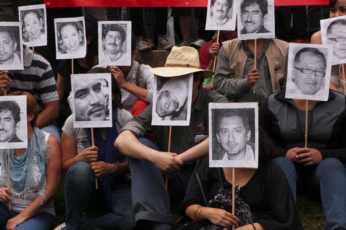 VICENews's tweet photo. An entire police force in Mexico is being held for questioning over a kidnapped journalist: http://t.co/Jc4H3Kc1Yi http://t.co/WYpQ7qzZ5a