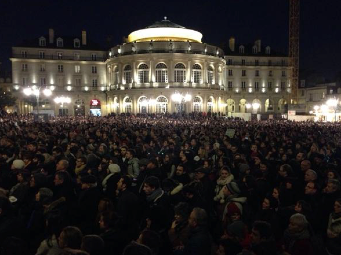 __Cxmille_'s tweet photo. Le 7 janvier restera dans l'Histoire de la France. #JeSuisCharlie #CharlieHebdo http://t.co/awqbTVZjAx