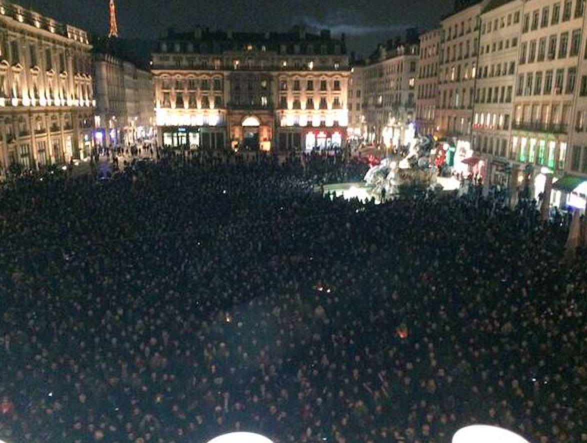 __Cxmille_'s tweet photo. Le 7 janvier restera dans l'Histoire de la France. #JeSuisCharlie #CharlieHebdo http://t.co/awqbTVZjAx