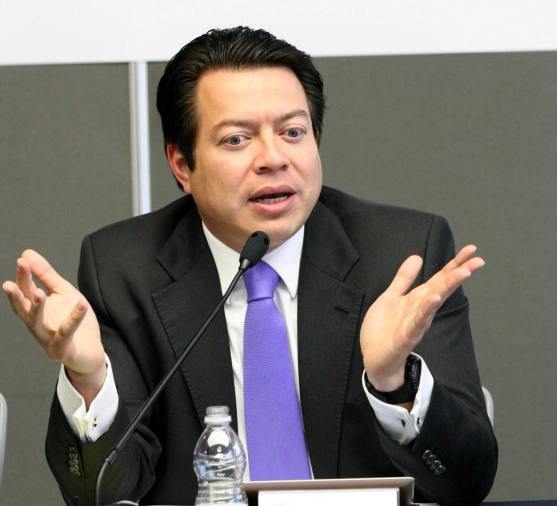 SinEmbargoMX's tweet photo. Primera sacudida del año al PRD: Delgado se va y Monreal va por delegación en el DF http://t.co/TFlLOl65Yp http://t.co/8hnjFhFqBj