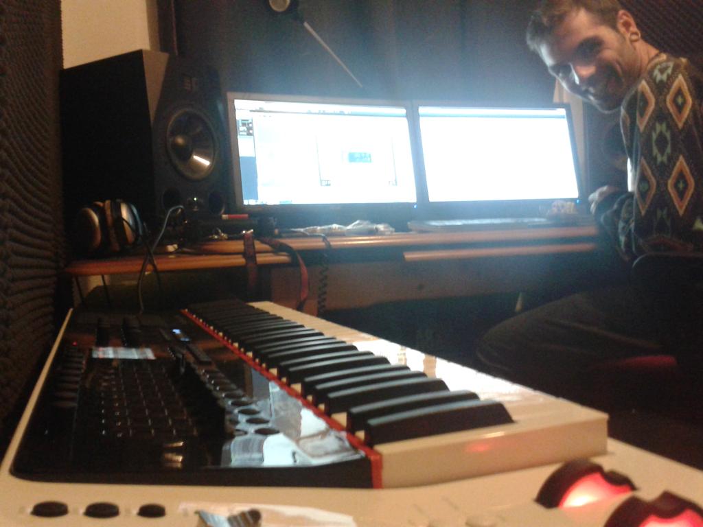 iloveyoupenny's tweet photo. Buenas noches familia! Volvemos al curro estrenando juguetes nuevos... vais a flipar!! #ILYP #NextLevelBeats http://t.co/cqxaRUh0Y3