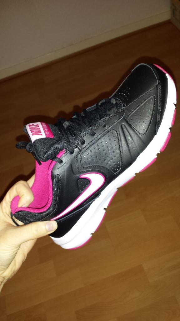 Deseadaam's tweet photo. Me encantan mis nuevos papes 😄😆 Preparados,listos... YA!!! #MeComoEl2015 #Running http://t.co/QLpnRnCqVJ
