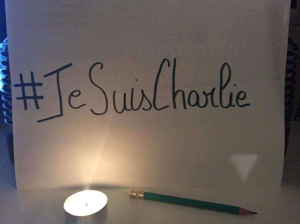 Rayanne_Dals5's tweet photo. Condoléances aux familles des victimes 😢😢😭😭 #CharlieHebdo #Charlie #JeSuisCharlie #IamCharlie http://t.co/YF9ownzqql