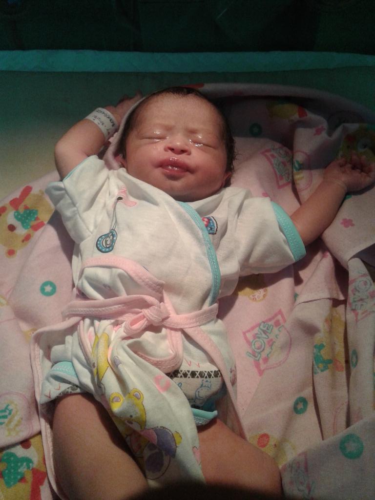 DwieLensa's tweet photo. Alhamdulillah  si cantik dh bisa melihat dunia. http://t.co/gNlrV61Gw4