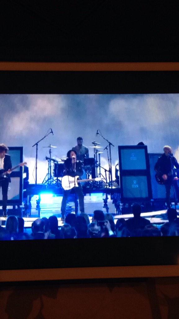 brvndneweyes's tweet image. you never cease to amaze me @falloutboy 👍 #Centuries #PeoplesChioce