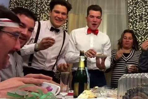 hableconellast5's tweet photo. La familia Figueroa García se quedaron sin tomarse las uvas... Hoy tendrán una segunda oportunidad! 00:00h T5 http://t.co/CnicVbxjdA