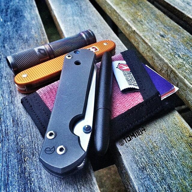 EnvyWatches's tweet photo. From @tom1184Stuff
.
.
#chrisreeveknives #sebenza21 #insingo #fisherspacepen #rfsergeant... http://t.co/Wc163dYhp9 http://t.co/l8QS3kGU4a