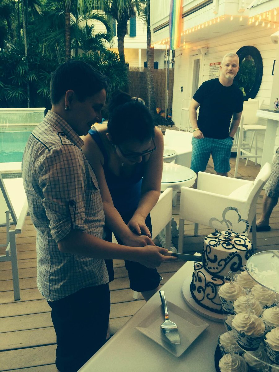 Anthony_Cave's tweet image. ,@AlexandersKW celebrated same-sex marriage with a wedding cake during happy hour Tues (Laura Zequeira).  #gaywedfla