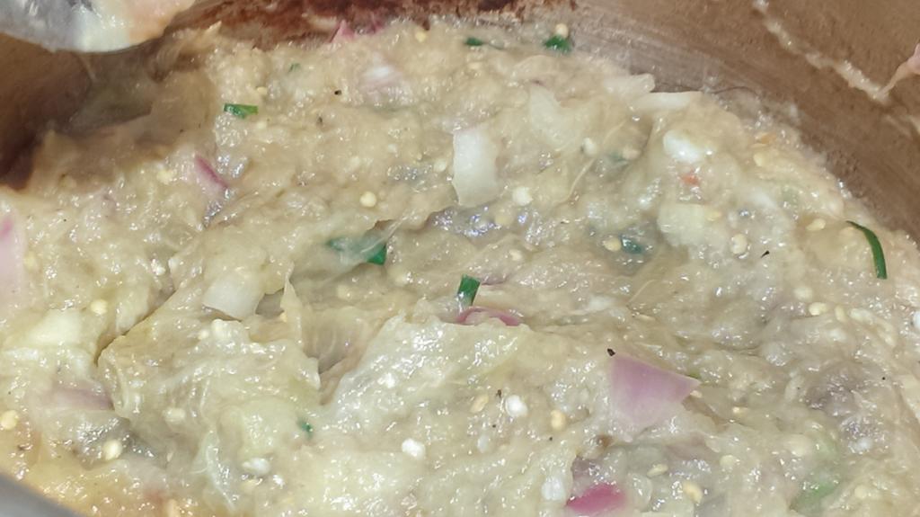 AAPremlall's tweet image. Vampire-Free Cooking: Local kale with baby bella mushrooms, garlic smashed potatoes, bigan choka, and garlic naan. 😋