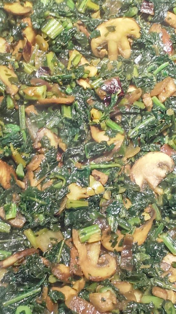 AAPremlall's tweet image. Vampire-Free Cooking: Local kale with baby bella mushrooms, garlic smashed potatoes, bigan choka, and garlic naan. 😋