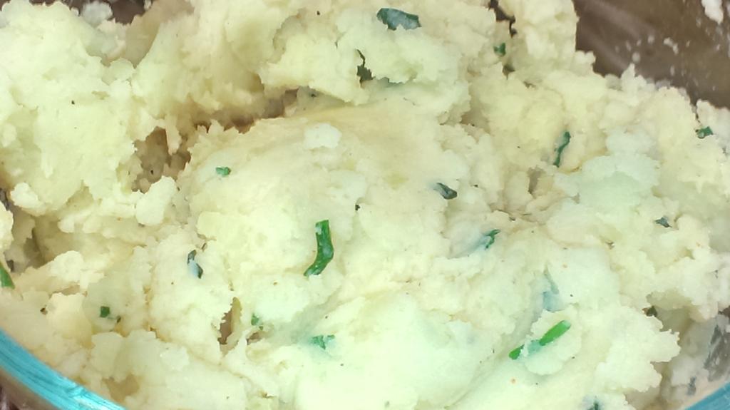 AAPremlall's tweet image. Vampire-Free Cooking: Local kale with baby bella mushrooms, garlic smashed potatoes, bigan choka, and garlic naan. 😋