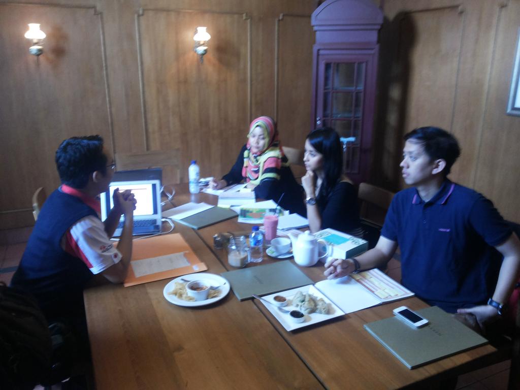 Fashion Group Coaching session with Coach <a href="/HernawanAdi/">Hernawan Adi Wibowo</a>  #IndonesiaJuaraMEA <a href="/BudiIsman/">Budi Satria Isman</a> <a href="/tdabandung/">TDA Bandung 4.0</a> @OneInTwenty