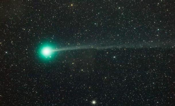 Hipertextual's tweet image. El cometa Lovejoy podrá ser observado a simple vista el fin de semana, te explicamos cómo bit.ly/1BJI7qd