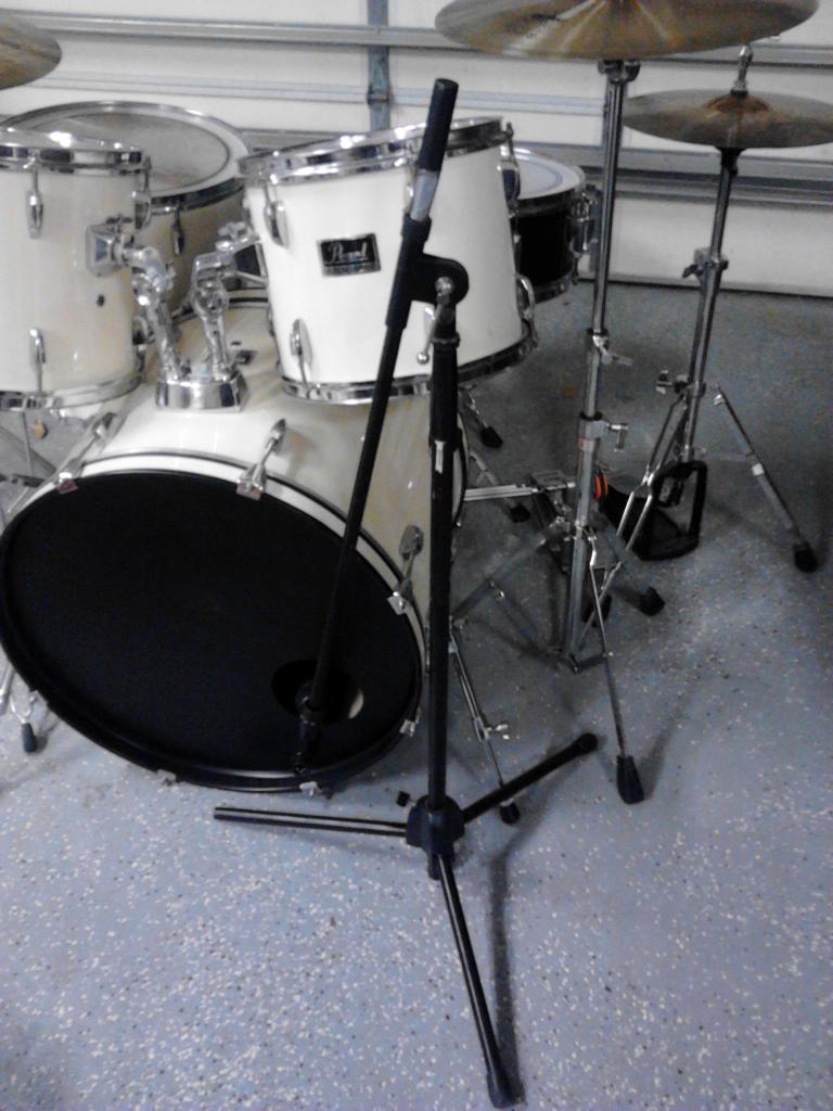lolockofficial's tweet photo. When you forgot the short mike stand... http://t.co/VNMrMA6JQC