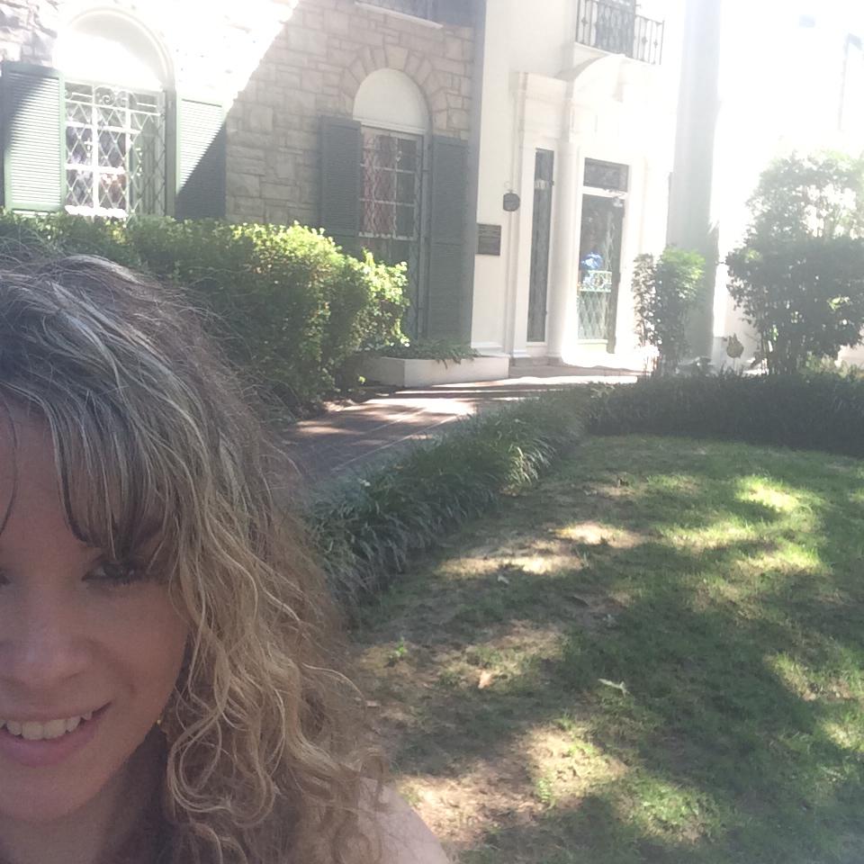 Happy birthday Elvis Presley. Today he would be 80 years old. I felt honoured to be in his world at Graceland in 2014 