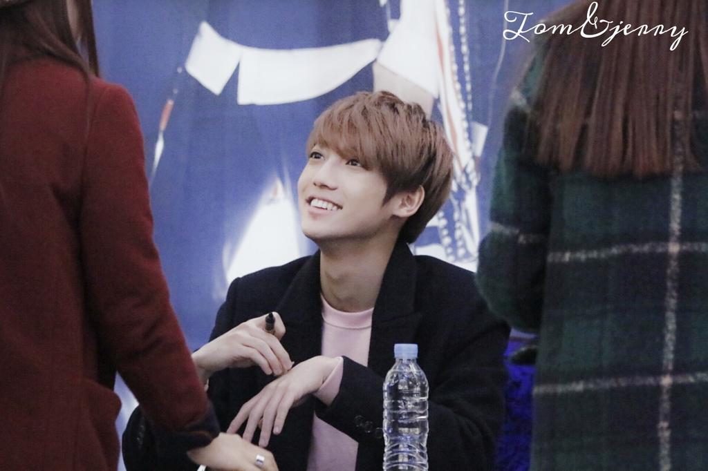 BlackAce0731's tweet photo. 141206 보이프렌드 witch마지막팬싸인회
영민 웃는게 너무~~~~이쁜톰
옆태 숨멎...★ http://t.co/BqDbg2rWYb