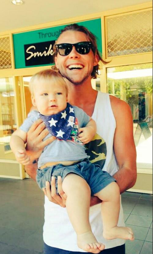 Official5SOSmx's tweet image. #Imagina

-Voltea al bebé para la foto, Ash..
-Hijo, voltea con mamá.
-¿Listos? Sonrían.